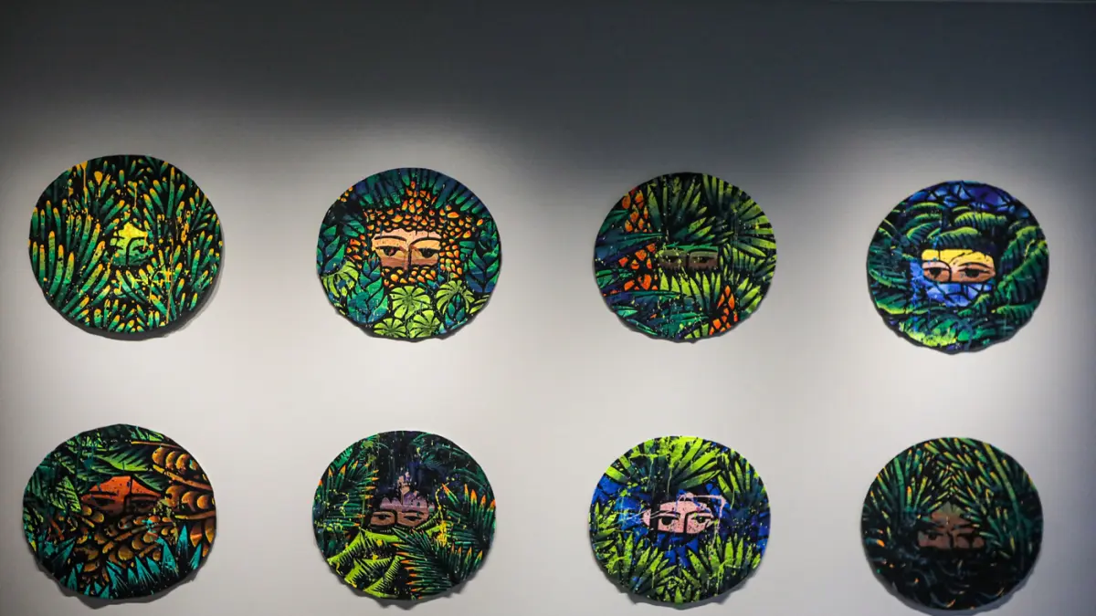 Pengunjung salah satu karya pada pameran Tropical Aliens di Nadi Gallery, Kembangan, Jakarta, Jumat (24/7/2026). (Hanung Hambara/Jawa Pos)