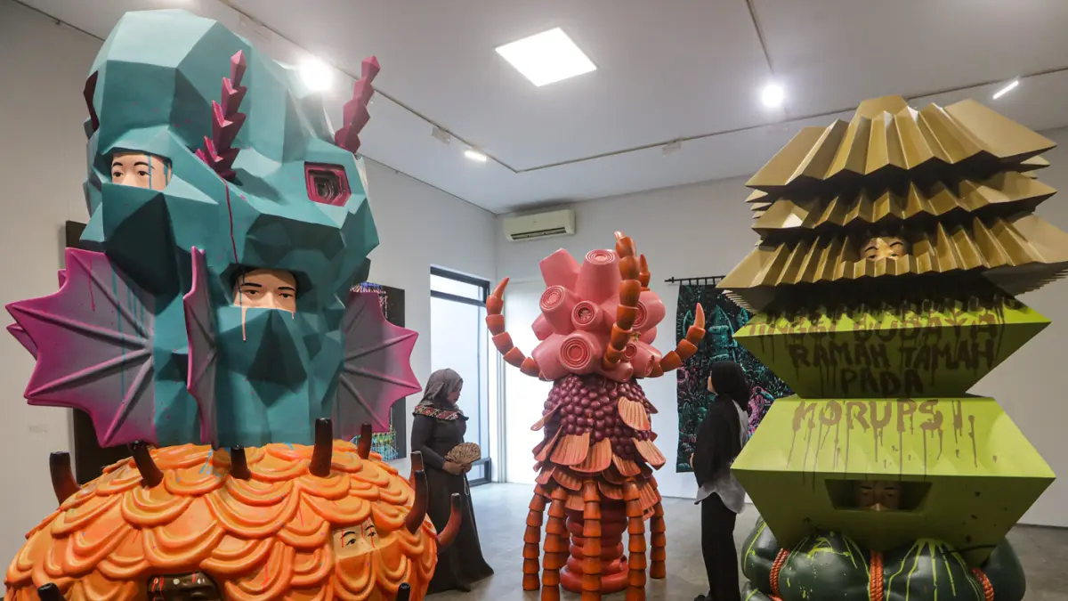 Pengunjung salah satu karya pada pameran Tropical Aliens di Nadi Gallery, Kembangan, Jakarta, Jumat (24/7/2026). (Hanung Hambara/Jawa Pos)