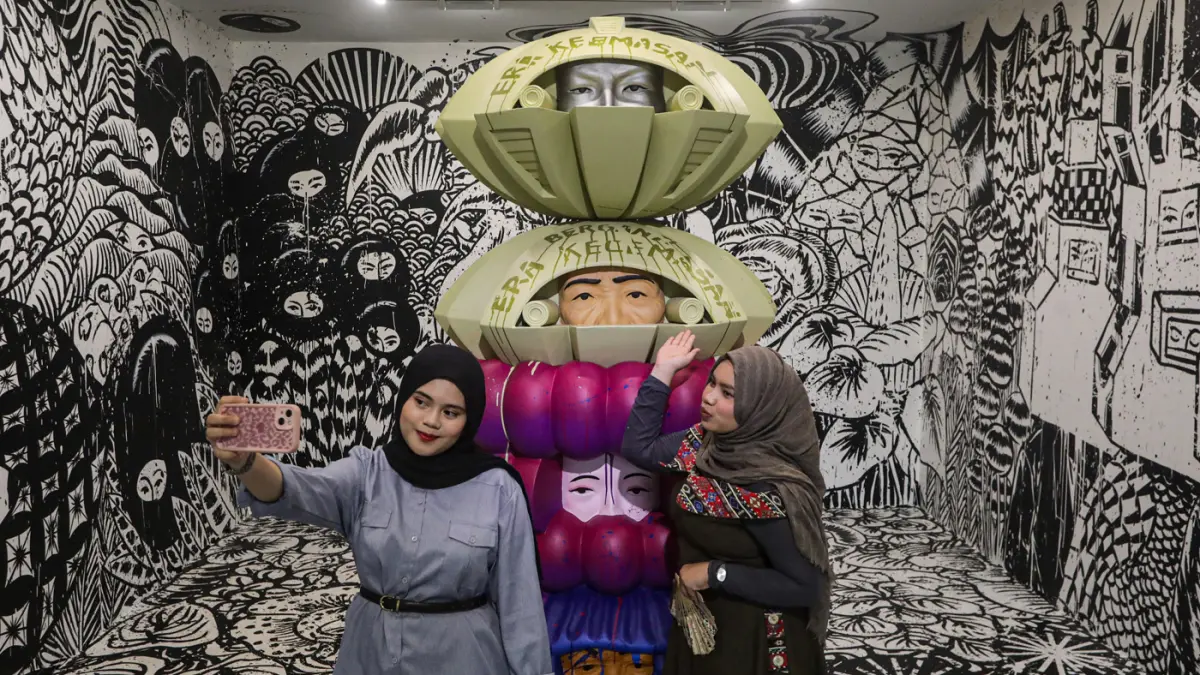 Pengunjung salah satu karya pada pameran Tropical Aliens di Nadi Gallery, Kembangan, Jakarta, Jumat (24/7/2026). (Hanung Hambara/Jawa Pos)