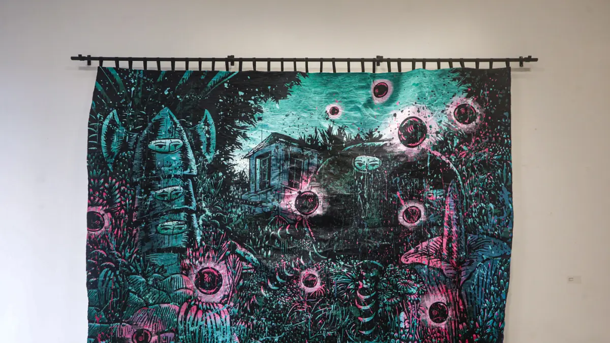 Pengunjung salah satu karya pada pameran Tropical Aliens di Nadi Gallery, Kembangan, Jakarta, Jumat (24/7/2026). (Hanung Hambara/Jawa Pos)