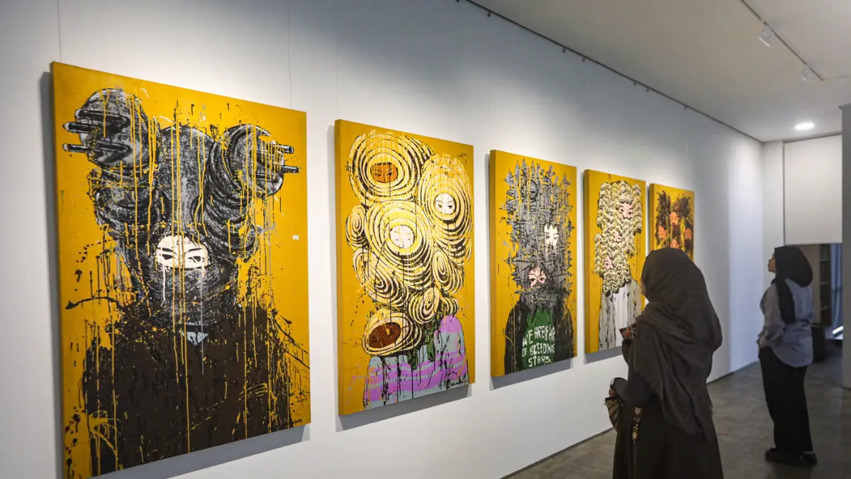 Pengunjung salah satu karya pada pameran Tropical Aliens di Nadi Gallery, Kembangan, Jakarta, Jumat (24/7/2026). (Hanung Hambara/Jawa Pos)