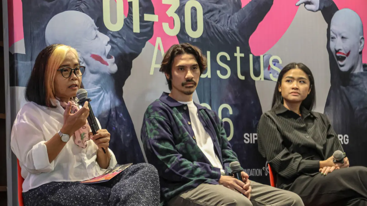 Dari kiri Direktur Program Komunitas Salihara Arts Center Ening Nurjanah, Sutradara Teater Iedil Dzuhrie Alaudin dan Aktor Runny Rudiyanti mengelar jumpa pers menjelang Salihara International Performing-Arts Festival (SIPFest) di Komunitas Salihara, Jakar