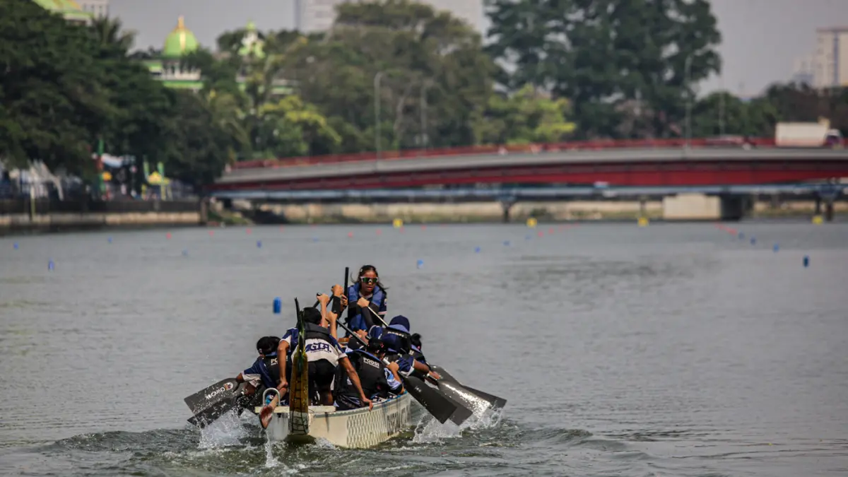 Sejumlah peserta berkompetisi dalam lomba dayung perahu naga di Sungai Cisadane, Kota Tangerang. (Hanung Hambara/Jawa Pos)