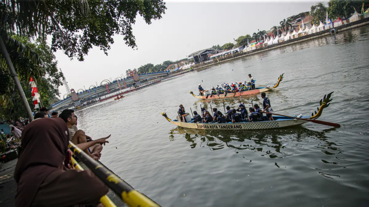 Sejumlah peserta berkompetisi dalam lomba dayung perahu naga di Sungai Cisadane, Kota Tangerang. (Hanung Hambara/Jawa Pos)