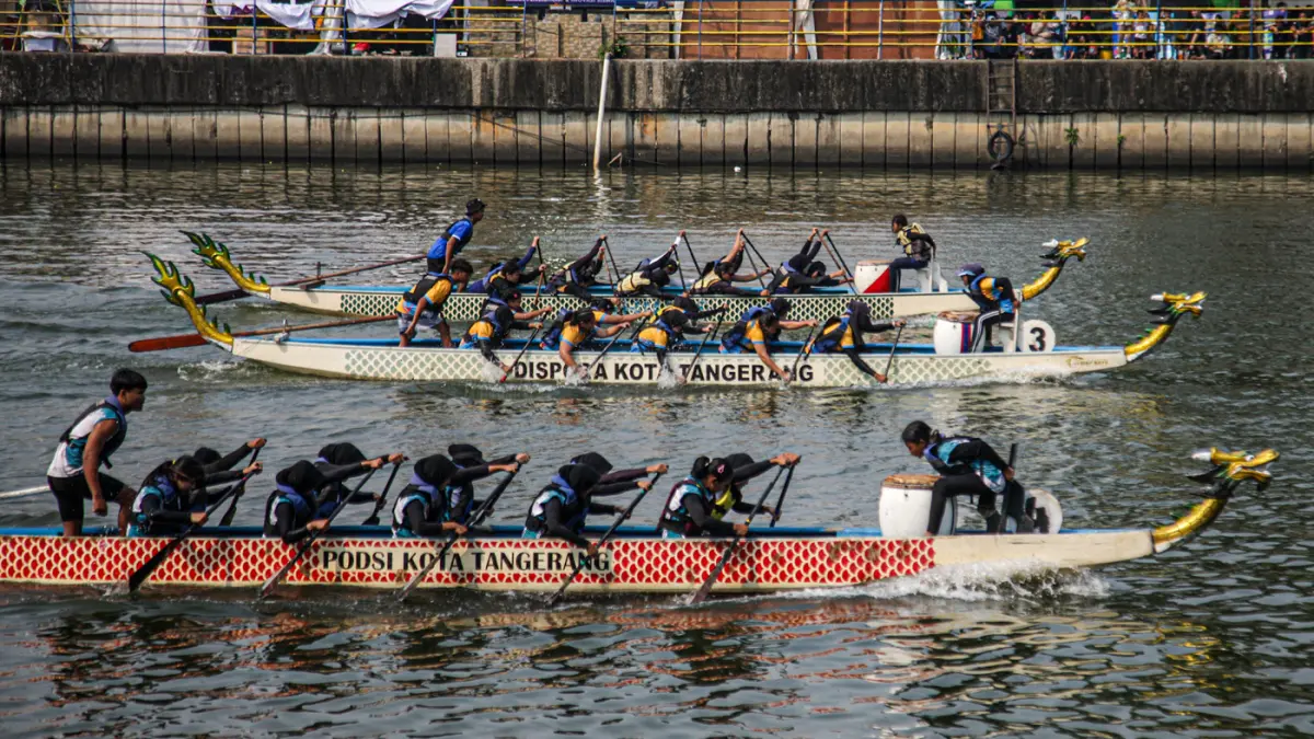 Lomba Dayung Perahu Naga - Image