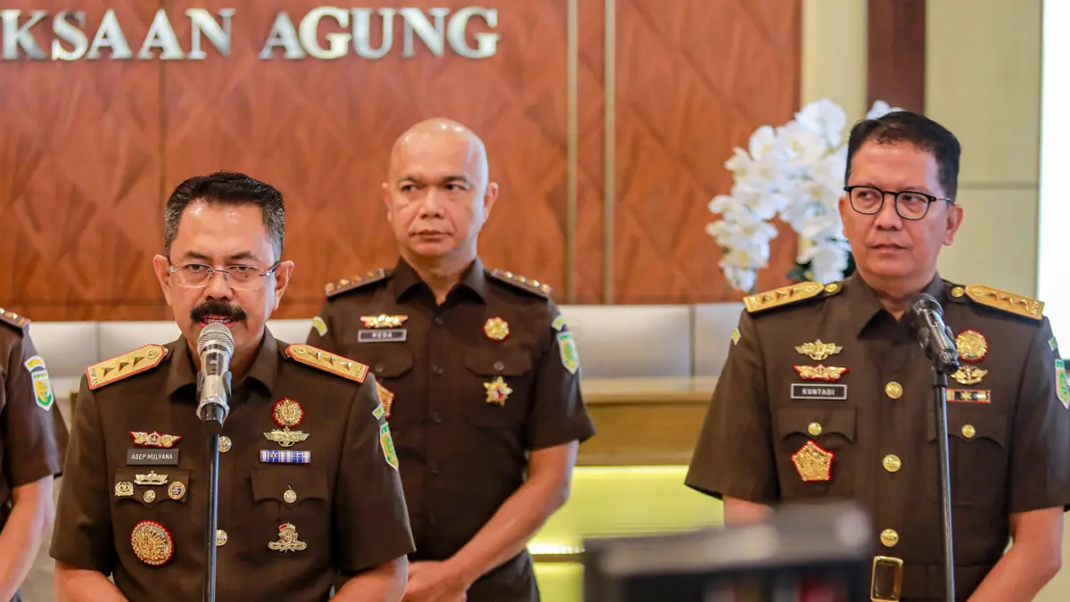 Wakil Jaksa Agung Asep Nana Mulyana (kiri) bersama Jaksa Agung Muda Tindak Pidana Khusus (Jampidsus) Kuntadi (kanan) usai mengadiri pelantikan di Kantor Kejaksaan Agung, Jakarta, Jumat (24/7/2026). (Salman Toyibi/ Jawa Pos)