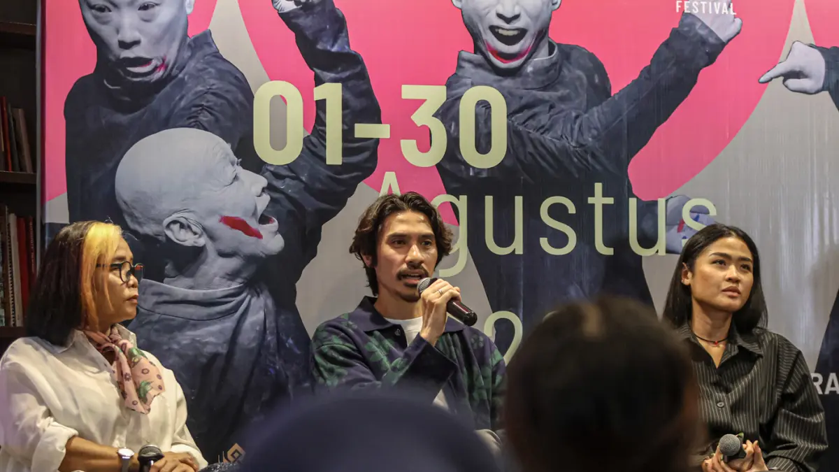 Dari kiri Direktur Program Komunitas Salihara Arts Center Ening Nurjanah, Sutradara Teater Iedil Dzuhrie Alaudin dan Aktor Runny Rudiyanti mengelar jumpa pers menjelang Salihara International Performing-Arts Festival (SIPFest) di Komunitas Salihara, Jakar