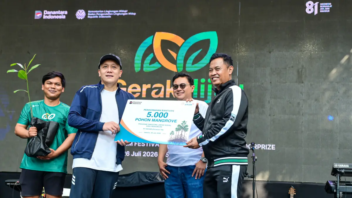 Wakil Menteri Lingkungan Hidup Diaz Hendropriyono (tengah), Direktur Utama PT ANTAM (Persero) Tbk, Untung Budiharto (kiri), dan Wakil Direktur Utama MIND ID Dany Amrul Ichdan (kanan) berfoto bersama usai menyerahkan 5.000 bibit mangrove secara simbolis di