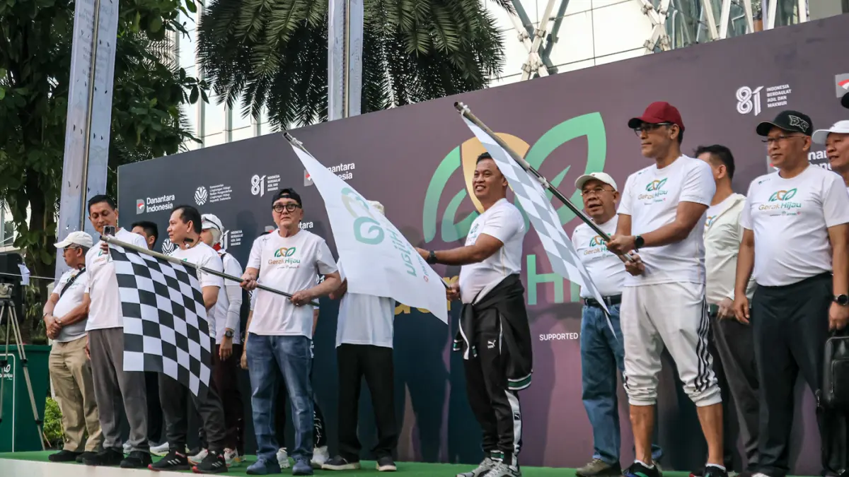Direktur Utama PT ANTAM (Persero) Tbk, Untung Budiharto (tengah), melepas perserta Gerak Hijau 2026 di Jakarta, Minggu (26/07/2026). (Hanung Hambara/Jawa Pos)