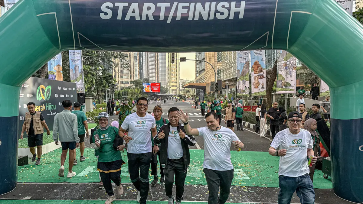 Direktur Utama PT ANTAM (Persero) Tbk, Untung Budiharto (tengah), melewati garis finish acara Gerak Hijau 2026 di Jakarta, Minggu (26/07/2026). (Hanung Hambara/Jawa Pos)