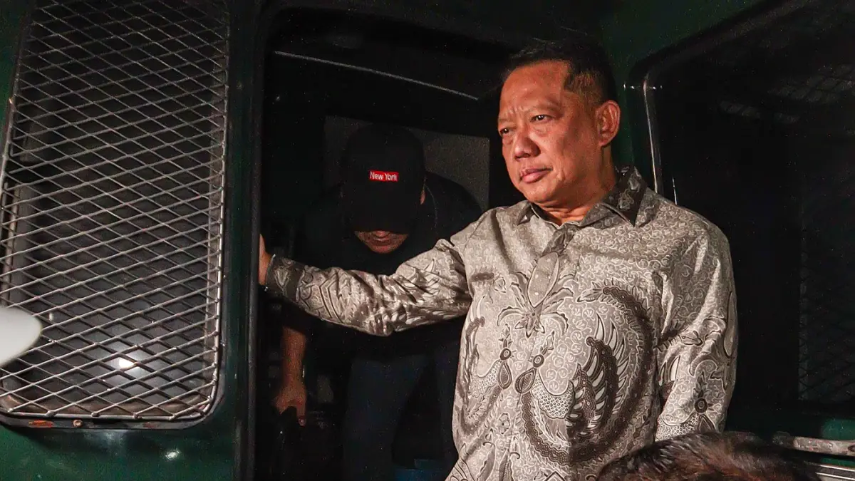 Melihat Lagi Saat Febrie Adriansyah Tiba di Rutan KPK - Image