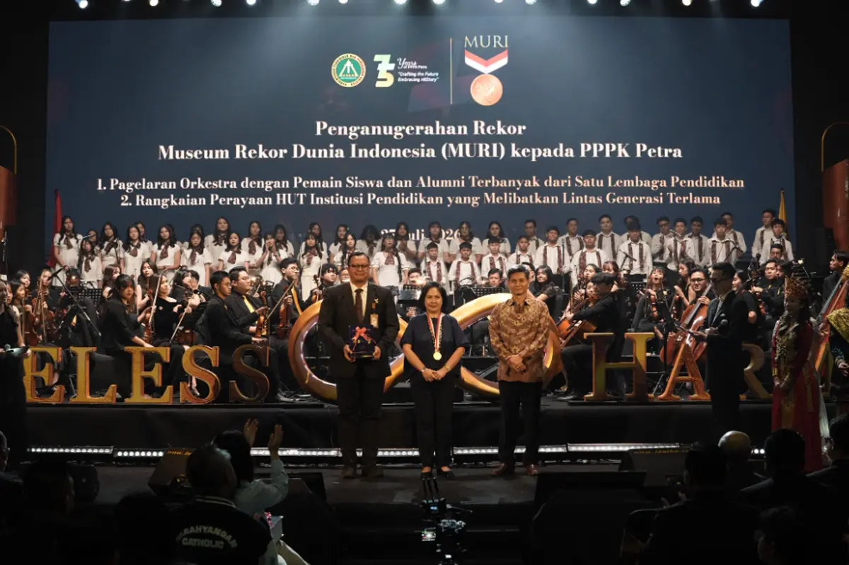Penampilan Petra Youth Orchestra dalam konser “Timeless Harmony” di PPPK Petra Auditorium, Surabaya, Sabtu (25/7/2026), mendapatkan dua penganugerahan rekor MURI. (Dok. PPPK Petra)