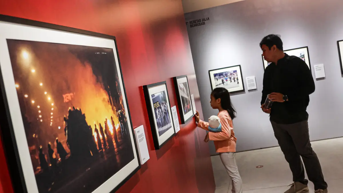 Pengunjung melihat koleksi arsip kerusuhan 27 Juli 1996 atau dikenal dengan peristiwa Kudatuli di Taman Ismail Marzuki, Jakarta, Minggu (26/072026). (Hanung Hambara/Jawa Pos)