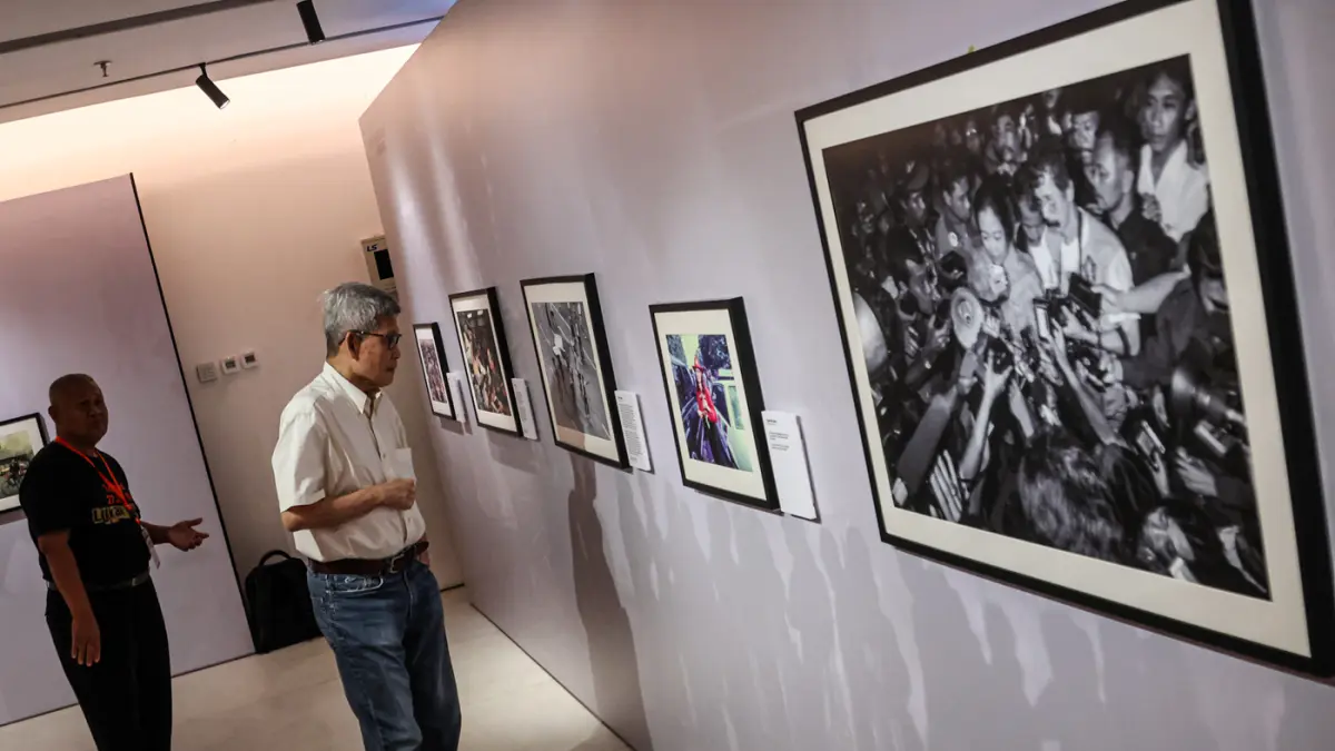Pengunjung melihat koleksi arsip kerusuhan 27 Juli 1996 atau dikenal dengan peristiwa Kudatuli di Taman Ismail Marzuki, Jakarta, Minggu (26/072026). (Hanung Hambara/Jawa Pos)