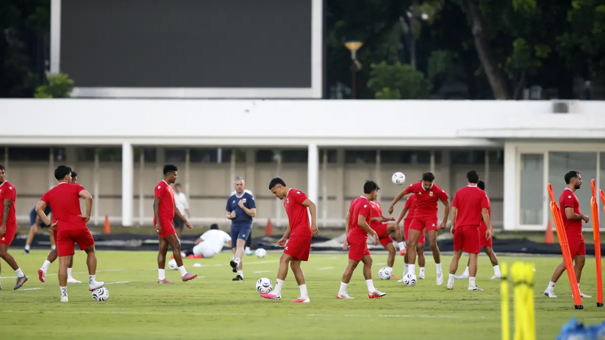 Pesepak bola Timnas Indonesia mengikuti sesi latihan di Stadion Madya, Komplek Olahraga Gelora Bung Karno, Jakarta, Minggu (26/7/2026). (Dery Ridwansah/ JawaPos.com)