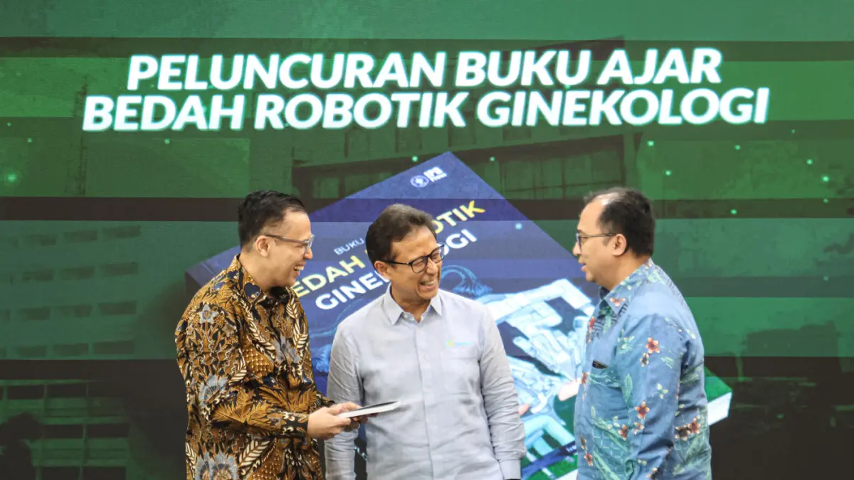 Menteri Kesehatan Republik Indonesia, Budi Gunadi Sadikin (tengah), bersama Tim Penyusun Buku Ajar Bedah Robotik Ginekologi, yang diwakili oleh Ivan Rizal Sini (kiri) dan Agus Rizal Ardy Hariandy Hamid (kanan), dalam peluncuran Buku Ajar Bedah Robotik Gin