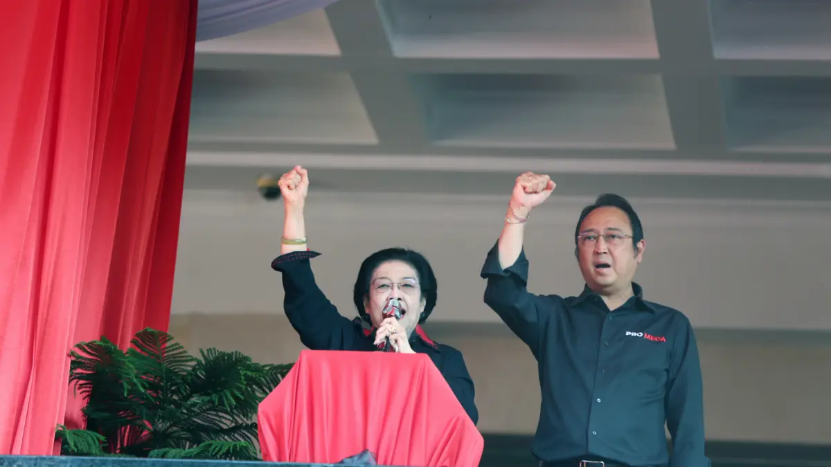 Ketua Umum DPP PDI Perjuangan (PDIP) Megawati Soekarnoputri didampingi Ketua DPP PDIP Bidang UMKM, Ekonomi Kreatif, dan Ekonomi Digital Muhammad Prananda Prabowo menyampikan pidato politiknya saat peresmian Monumen Kudatuli di DPP PDI Perjuangan, Jakarta,