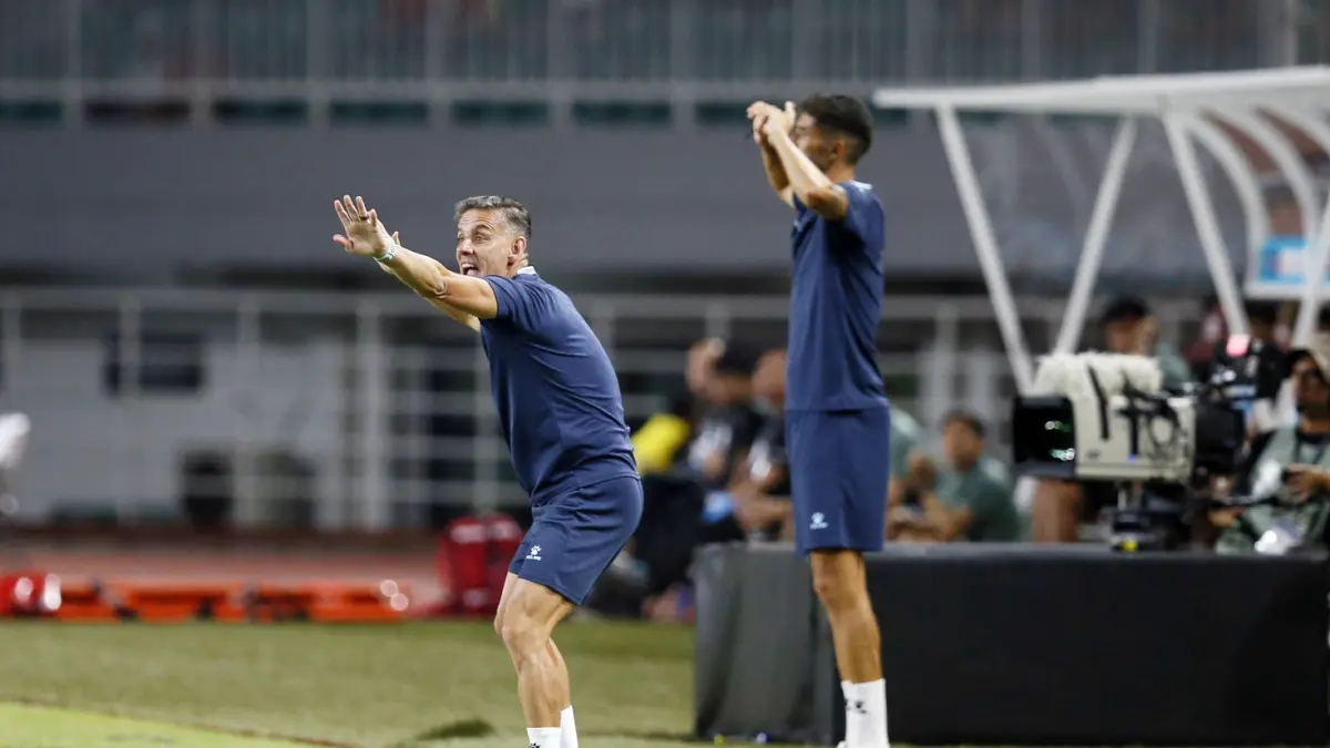 Pelatih Timnas Indonesia John Herdman memberikan instruksi kepada anak latihnya saat melawan Timnas Kamboja pada pertandingan Grup A ASEAN Championship atau Piala AFF 2026 di Stadion Gelora Pakansari, Kabupaten Bogor, Jawa Barat, Senin (27/7/2026). (Dery