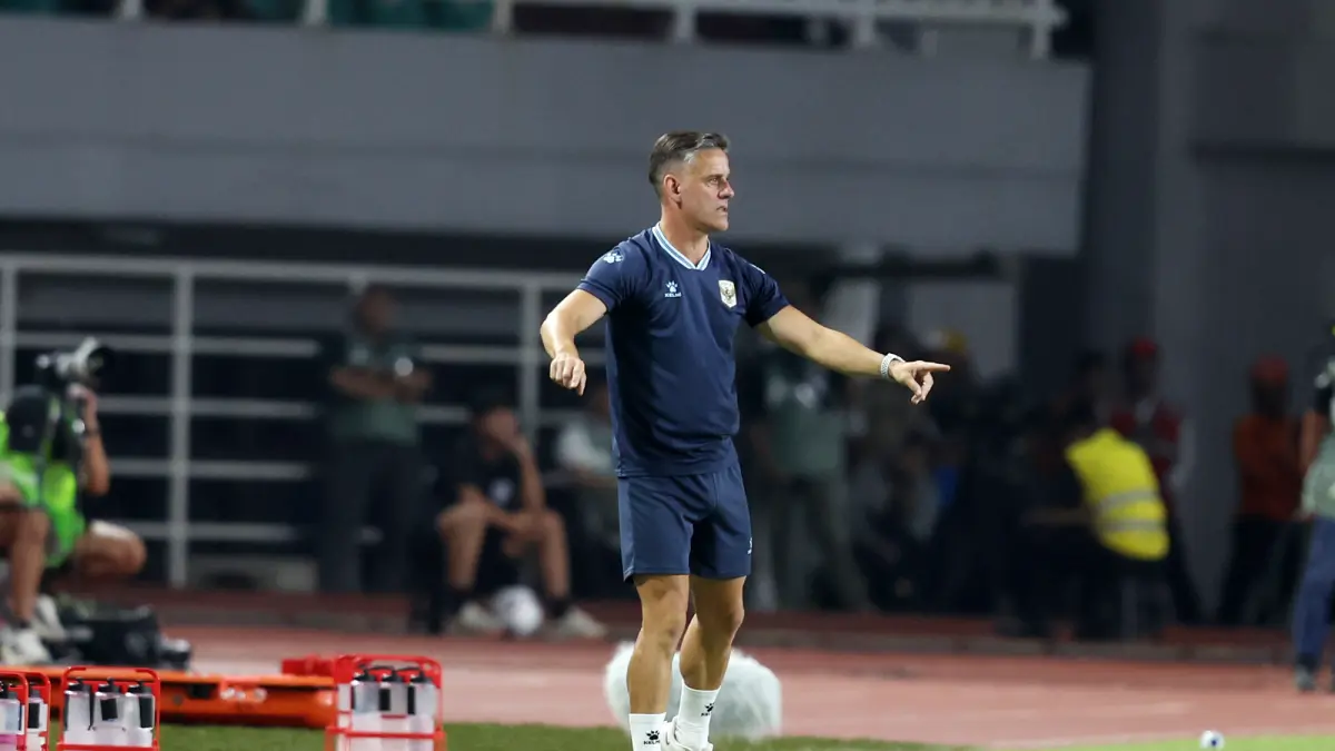 Pelatih Timnas Indonesia John Herdman memberikan instruksi kepada anak latihnya saat melawan Timnas Kamboja pada pertandingan Grup A ASEAN Championship atau Piala AFF 2026 di Stadion Gelora Pakansari, Kabupaten Bogor, Jawa Barat, Senin (27/7/2026). (Dery