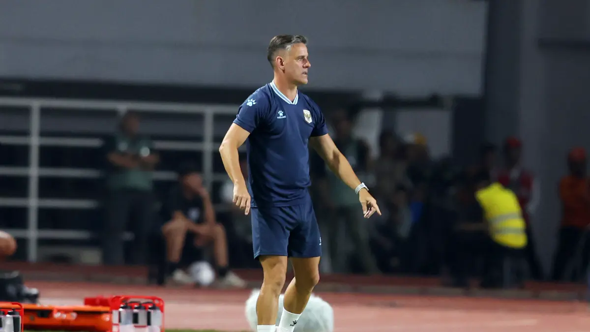Pelatih Timnas Indonesia John Herdman memberikan instruksi kepada anak latihnya saat melawan Timnas Kamboja pada pertandingan Grup A ASEAN Championship atau Piala AFF 2026 di Stadion Gelora Pakansari, Kabupaten Bogor, Jawa Barat, Senin (27/7/2026). (Dery