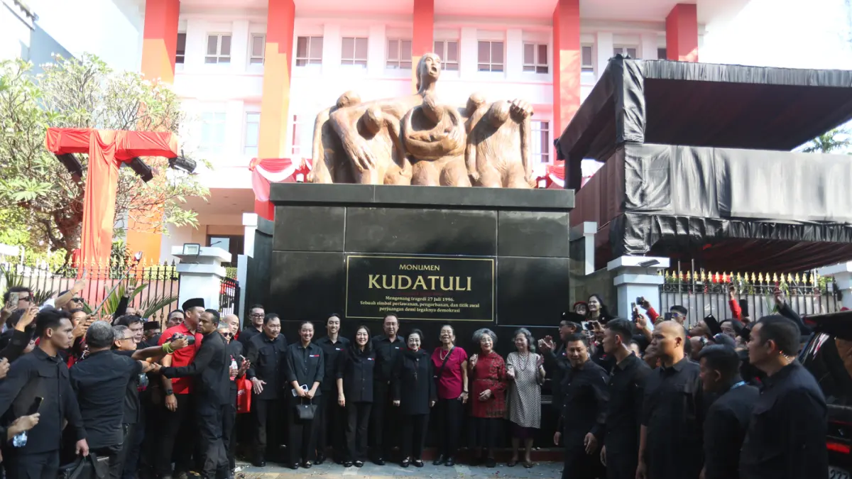 Ketua Umum DPP PDI Perjuangan (PDIP) Megawati Soekarnoputri usai meresmikan Monumen Kudatuli dan tabur bunga di DPP PDI Perjuangan, Jakarta, Senin (27/7/2026). (Dery Ridwansah/ JawaPos.com)