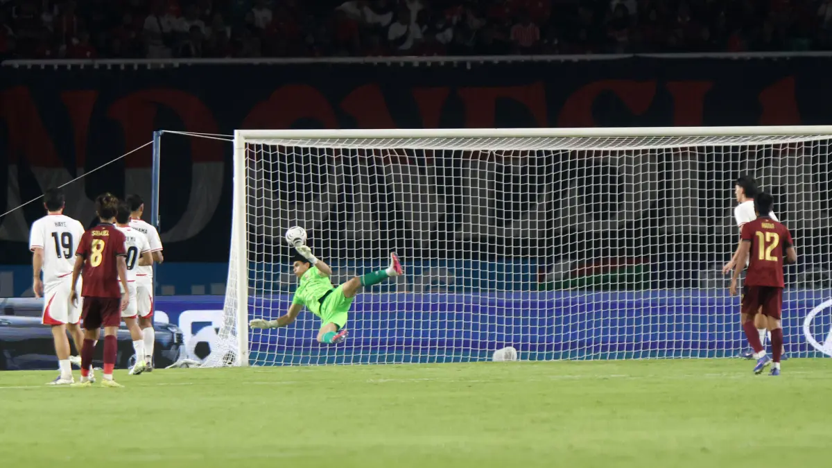 Kiper Nadeo Arga Winata saat melawan Kamboja pada ASEAN Hyundai Cup 2026 di Stadion Pakansari, Kabupaten Bogor, Jawa Barat, Senin (27/7/2026). (Dery Ridwansah/ JawaPos.com)