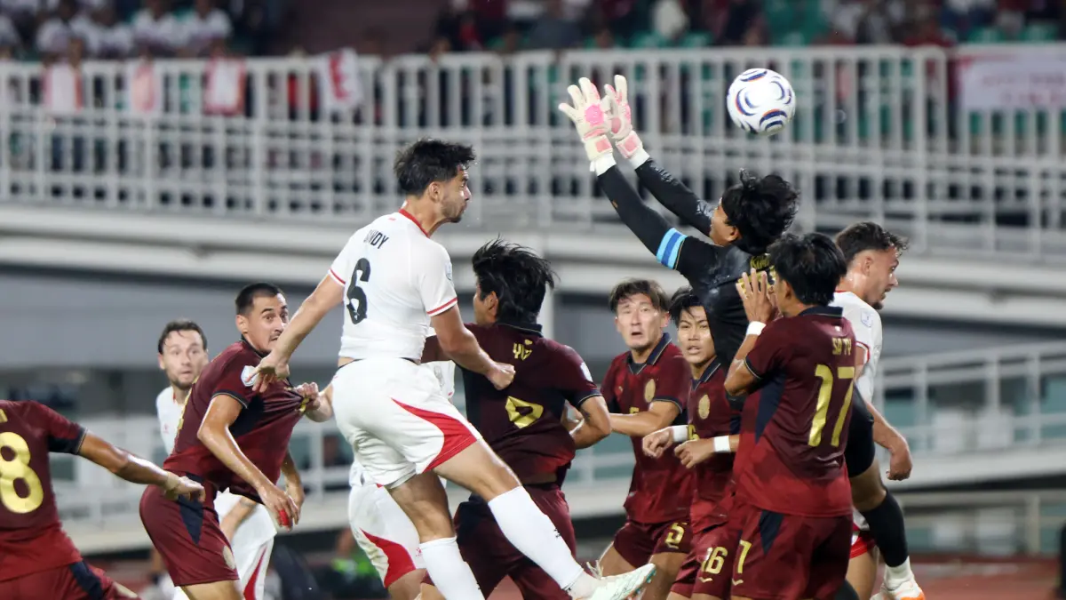 Moment gol sundulan pesepak bola Timnas Indonesia Sandy Walsh saat melawan Kamboja pada ASEAN Hyundai Cup 2026 di Stadion Pakansari, Kabupaten Bogor, Jawa Barat, Senin (27/7/2026). (Dery Ridwansah/ JawaPos.com)
