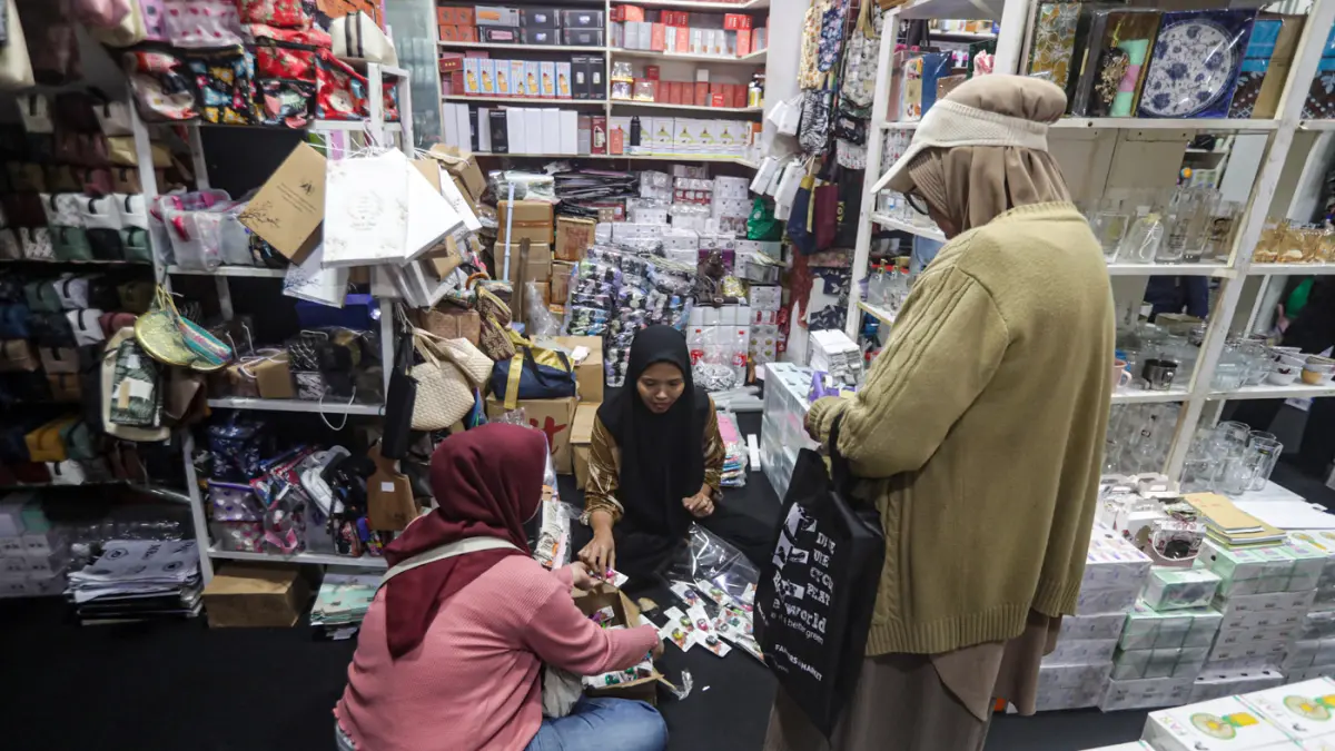 Penjual UMKM menunjukan produk kepada calon pembeli di Alfriandra Souvenir di Jakarta, Senin (27/7/2026). (Salman Toyibi/Jawa Pos)