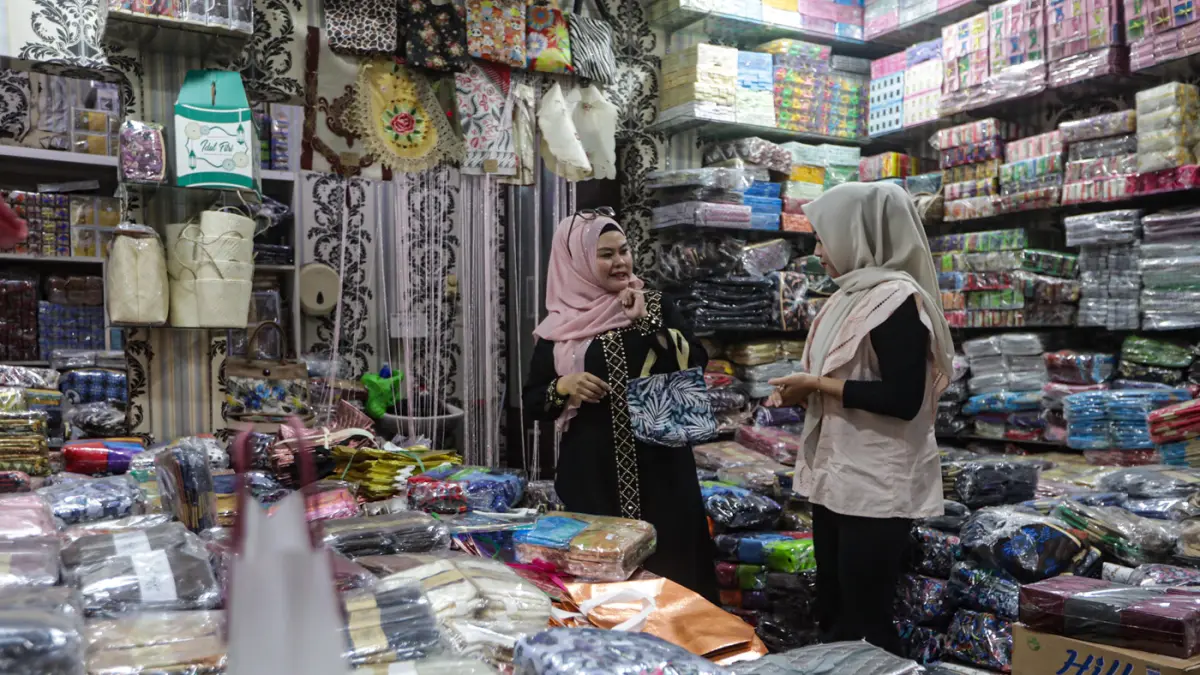 Penjual UMKM menunjukan produk kepada calon pembeli di Alfriandra Souvenir di Jakarta, Senin (27/7/2026). (Salman Toyibi/Jawa Pos)