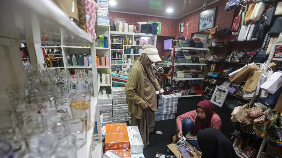 Penjual UMKM menunjukan produk kepada calon pembeli di Alfriandra Souvenir di Jakarta, Senin (27/7/2026). (Salman Toyibi/Jawa Pos)