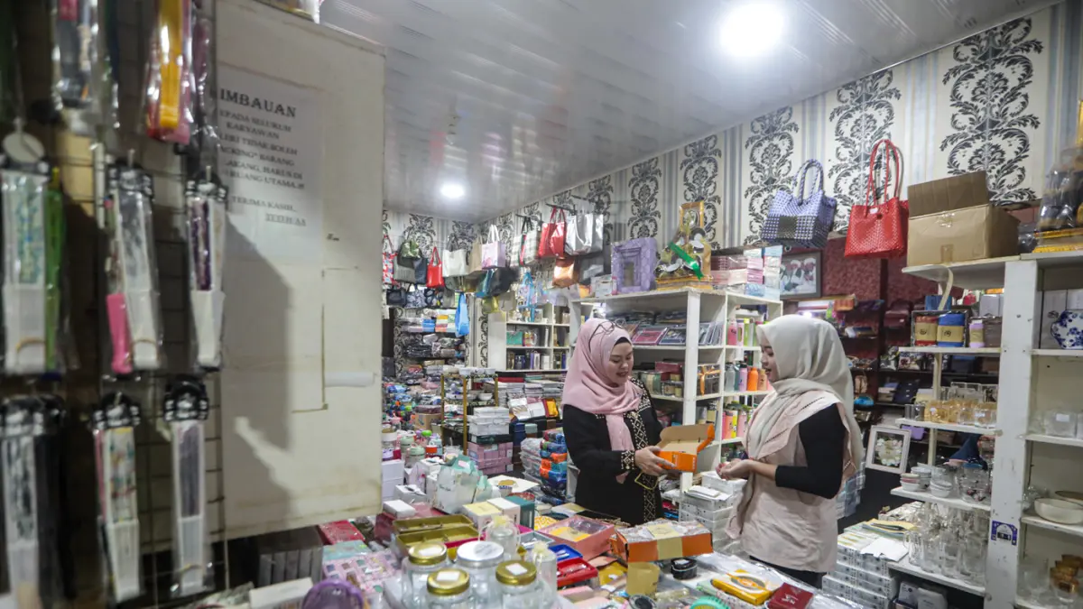 Penjual UMKM menunjukan produk kepada calon pembeli di Alfriandra Souvenir di Jakarta, Senin (27/7/2026). (Salman Toyibi/Jawa Pos)
