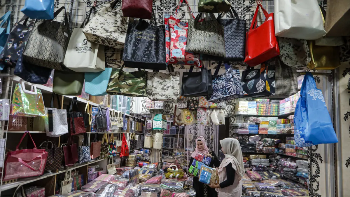 Penjual UMKM menunjukan produk kepada calon pembeli di Alfriandra Souvenir di Jakarta, Senin (27/7/2026). (Salman Toyibi/Jawa Pos)