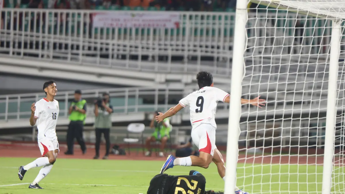 Pesepak bola Timnas Indonesia Mitchel Lee Beker melakukan selebrasi setelah mencetak hattrick ke gawang Kamboja pada ASEAN Hyundai Cup 2026 di Stadion Pakansari, Kabupaten Bogor, Jawa Barat, Senin (27/7/2026). (Dery Ridwansah/ JawaPos.com)