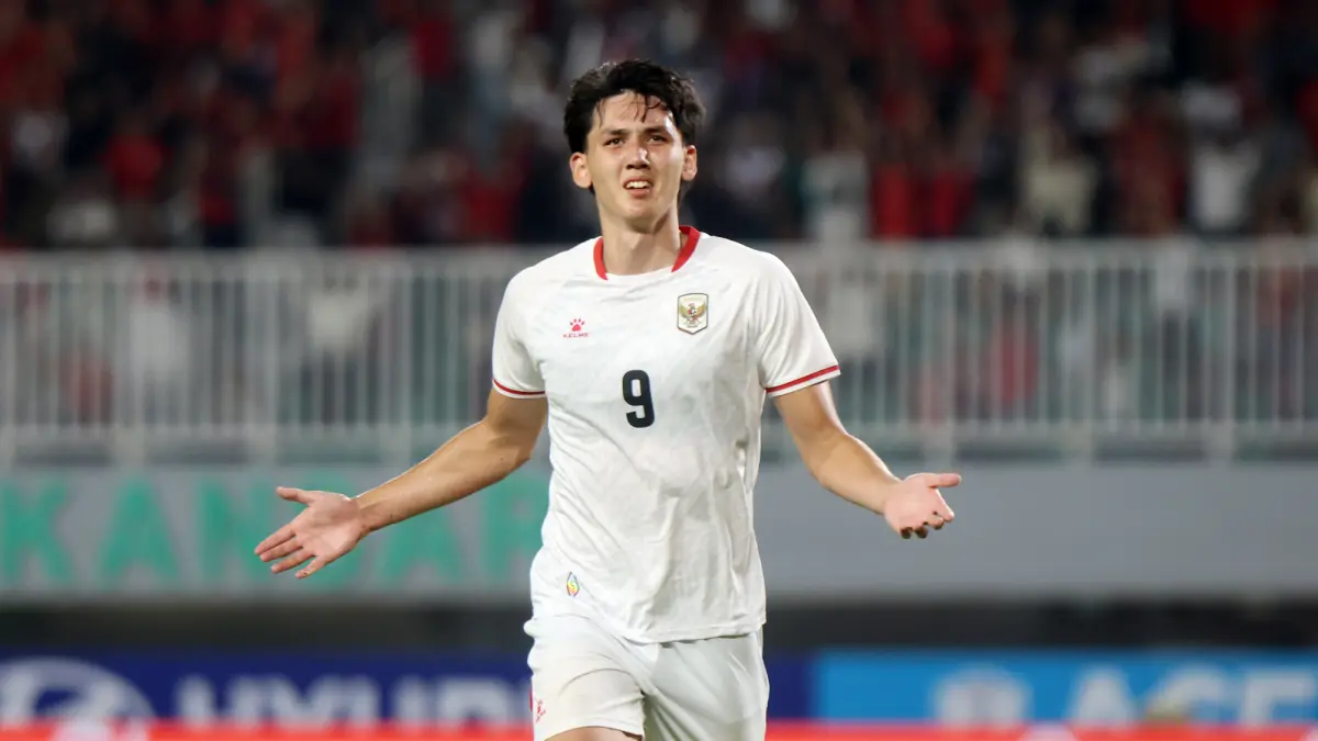 Pesepak bola Timnas Indonesia Mitchel Lee Beker melakukan selebrasi setelah mencetak hattrick ke gawang Kamboja pada ASEAN Hyundai Cup 2026 di Stadion Pakansari, Kabupaten Bogor, Jawa Barat, Senin (27/7/2026). (Dery Ridwansah/ JawaPos.com)