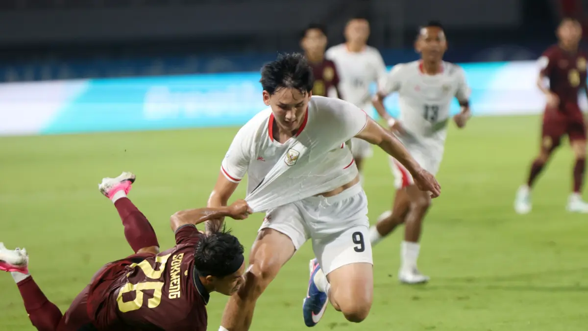 Pesepak bola Timnas Indonesia Mitchel Lee Beker saat melawan Kamboja pada ASEAN Hyundai Cup 2026 di Stadion Pakansari, Kabupaten Bogor, Jawa Barat, Senin (27/7/2026). (Dery Ridwansah/ JawaPos.com)