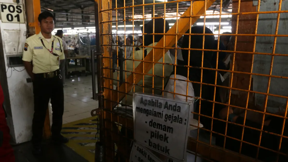 Sejumlah pekerja berada di area ruang produksi yang sudah berhenti operasionalnya selama satu bulan di pabrik PT Victory Apparel Indonesia di kawasan Pelabuhan Tanjung Emas, Semarang, Jawa Tengah, Senin (27/7/2026). (Nur Chamim/Jawa Pos Radar Semarang)