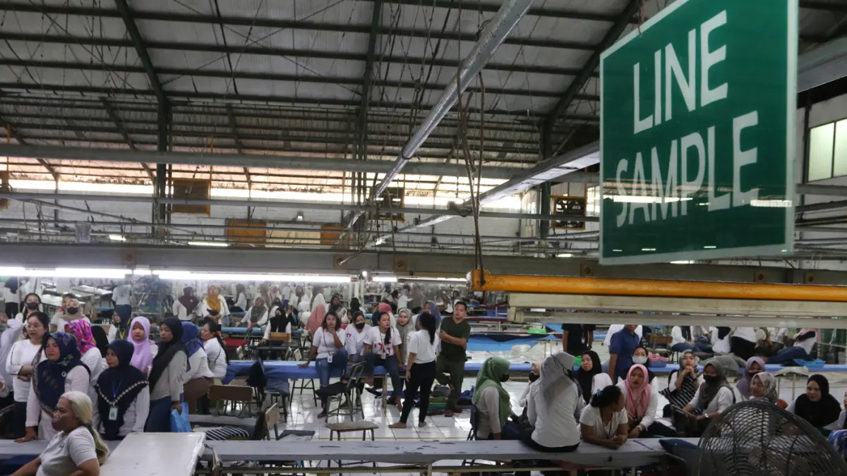 Sejumlah pekerja berada di area ruang produksi yang sudah berhenti operasionalnya selama satu bulan di pabrik PT Victory Apparel Indonesia di kawasan Pelabuhan Tanjung Emas, Semarang, Jawa Tengah, Senin (27/7/2026). (Nur Chamim/Jawa Pos Radar Semarang)