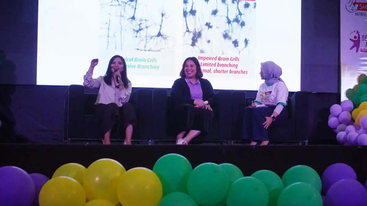 Talkshow tentang tumbuh kembang anak bersama Dokter Spesialis Anak dari RSUD Soe, dr Diana Nubatonis, Sp A dan HN Marketing Peds Special Manager Sarihusada, Mindo Fuji Gloria Siahaan dalam rangkaian kegiatan "Festival Sehat Ceria si Kecil".