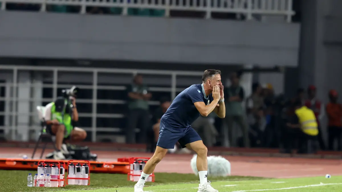 Pelatih Timnas Indonesia John Herdman memberikan instruksi kepada anak latihnya saat melawan Timnas Kamboja pada pertandingan Grup A ASEAN Championship atau Piala AFF 2026 di Stadion Gelora Pakansari, Kabupaten Bogor, Jawa Barat, Senin (27/7/2026). (Dery