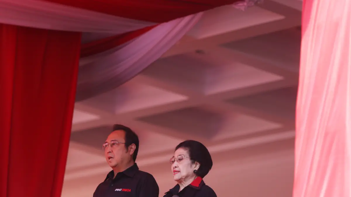 Ketua Umum DPP PDI Perjuangan (PDIP) Megawati Soekarnoputri didampingi Ketua DPP PDIP Bidang UMKM, Ekonomi Kreatif, dan Ekonomi Digital Muhammad Prananda Prabowo menyampikan pidato politiknya saat peresmian Monumen Kudatuli di DPP PDI Perjuangan, Jakarta,