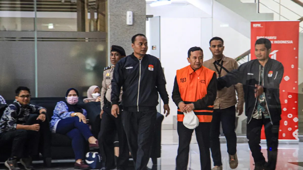 Tersangka kasus suap dana hibah Kelompok Masyarakat (Pokmas) TA 2019–2022, Moch. Mahrus (tengah) mengenakan rompi orange keluar menuju mobil tahanan usai menjalani pemeriksaan lanjutan di Gedung Merah Putih KPK, Jakarta, Selasa (28/07/2026). (Hanung Hamba