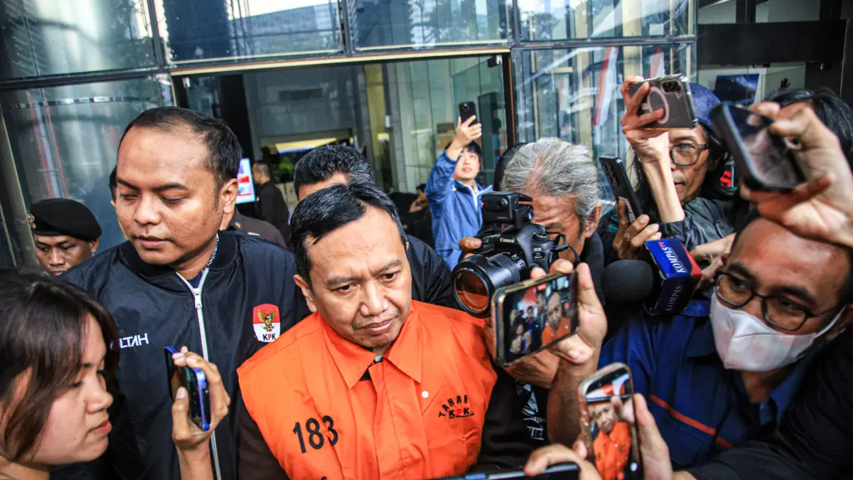 Tersangka kasus suap dana hibah Kelompok Masyarakat (Pokmas) TA 2019–2022, Moch. Mahrus (tengah) mengenakan rompi orange keluar menuju mobil tahanan usai menjalani pemeriksaan lanjutan di Gedung Merah Putih KPK, Jakarta, Selasa (28/07/2026). (Hanung Hamba