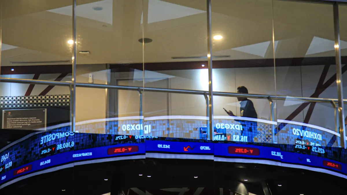 Pekerja berdiri di dekat layar yang menampilkan pergerakan Indeks Harga Saham Gabungan (IHSG) di Bursa Efek Indonesia (BEI), Jakarta, Selasa (28/7/2026). Pekerja berdiri di dekat layar yang menampilkan pergerakan Indeks Harga Saham Gabungan (IHSG) di Burs