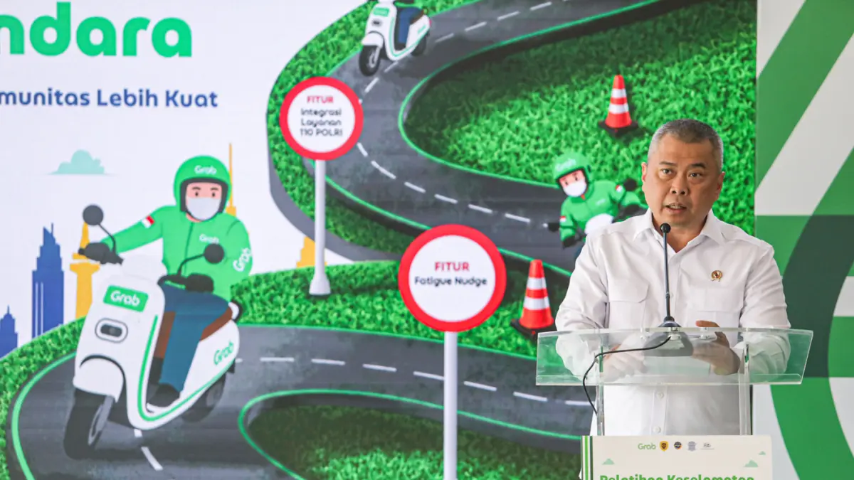 Menteri Perhubungan Dudy Purwagandhi memberikan sambutan pada acara pelatihan keselamatan berkendara dalam program “Safer Roads, Stronger Communities – Jalan Lebih Aman, Komunitas Lebih Kuat” di Terminal Jatijajar, Depok, Selasa (28/7/2026). (Salman Toyib