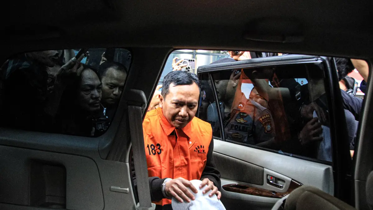 Tersangka kasus suap dana hibah Kelompok Masyarakat (Pokmas) TA 2019–2022, Moch. Mahrus (tengah) mengenakan rompi orange keluar menuju mobil tahanan usai menjalani pemeriksaan lanjutan di Gedung Merah Putih KPK, Jakarta, Selasa (28/07/2026). (Hanung Hamba