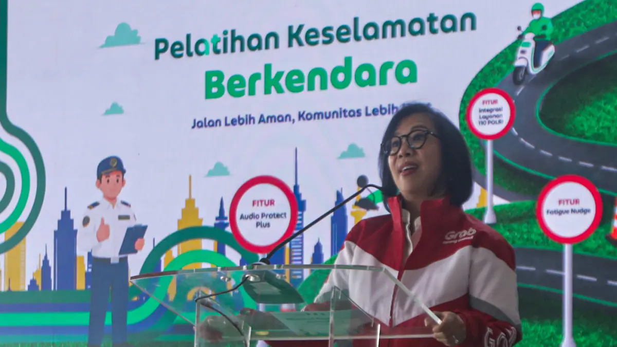 Chief Executive Officer Grab Indonesia Neneng Goenadi memberikan sambutan pada acara pelatihan keselamatan berkendara dalam program “Safer Roads, Stronger Communities – Jalan Lebih Aman, Komunitas Lebih Kuat” di Terminal Jatijajar, Depok, Selasa (28/7/202