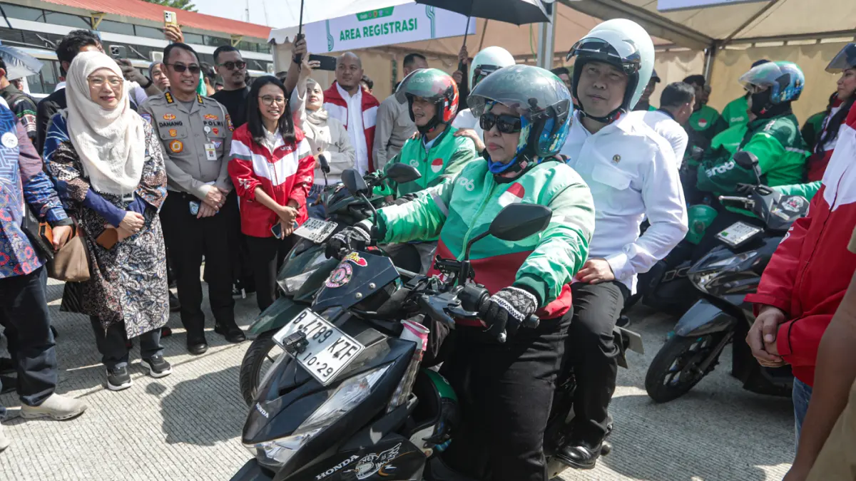 Menteri Perhubungan Dudy Purwagandhi saat meninjau sesi praktik pelatihan keselamatan berkendara dalam program “Safer Roads, Stronger Communities – Jalan Lebih Aman, Komunitas Lebih Kuat” di Terminal Jatijajar, Depok, Selasa (28/7/2026). (Salman Toyibi/Ja