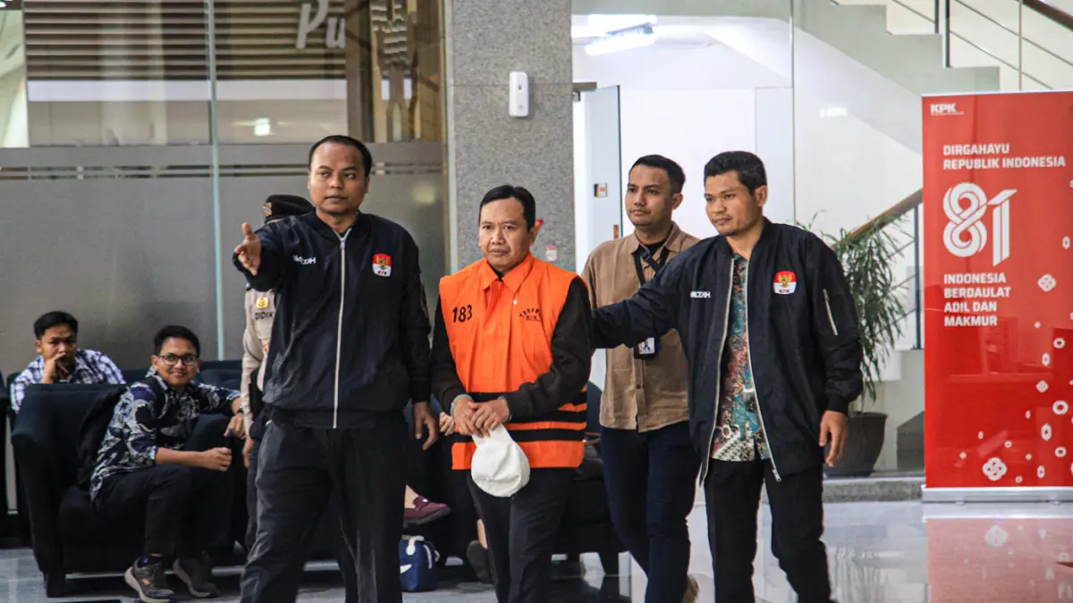 Tersangka kasus suap dana hibah Kelompok Masyarakat (Pokmas) TA 2019–2022, Moch. Mahrus (tengah) mengenakan rompi orange keluar menuju mobil tahanan usai menjalani pemeriksaan lanjutan di Gedung Merah Putih KPK, Jakarta, Selasa (28/07/2026). (Hanung Hamba