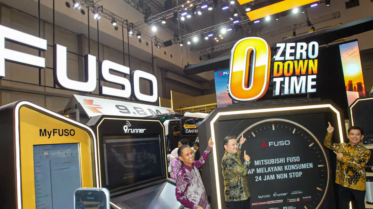 President Director PT Krama Yudha Tiga Berlian Motors Daisuke Okamoto (tengah) bersama Sales & Marketing Director Aji Jaya (kiri) dan Sales & Marketing Director Yosuke Odake di sela-sela peluncuran Canter Extra Long Bus pada ajang Gaikindo Indonesia Inter