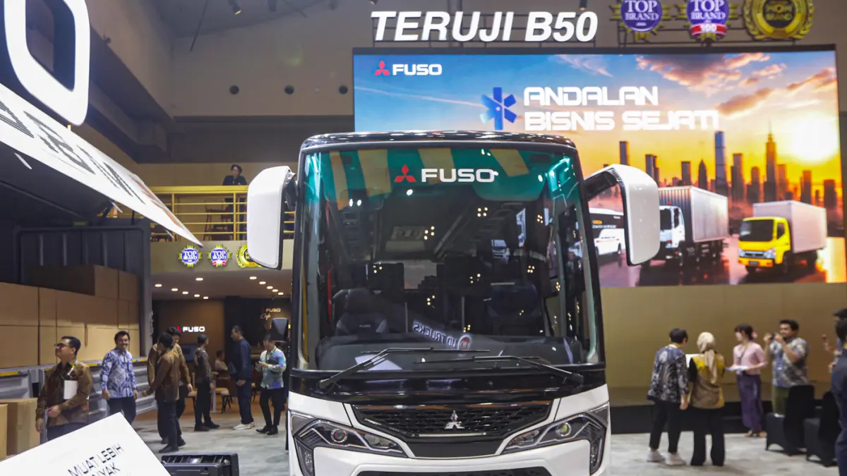 Mobil Canter Extra Long Bus diperlihatkan pada ajang Gaikindo Indonesia International Auto Show (GIIAS) 2026 di Indonesia Convention Exhibition (ICE) BSD, Serpong, Kabupaten Tangerang, Banten, Rabu (29/7/2026). (Salman Toyibi/Jawa Pos)